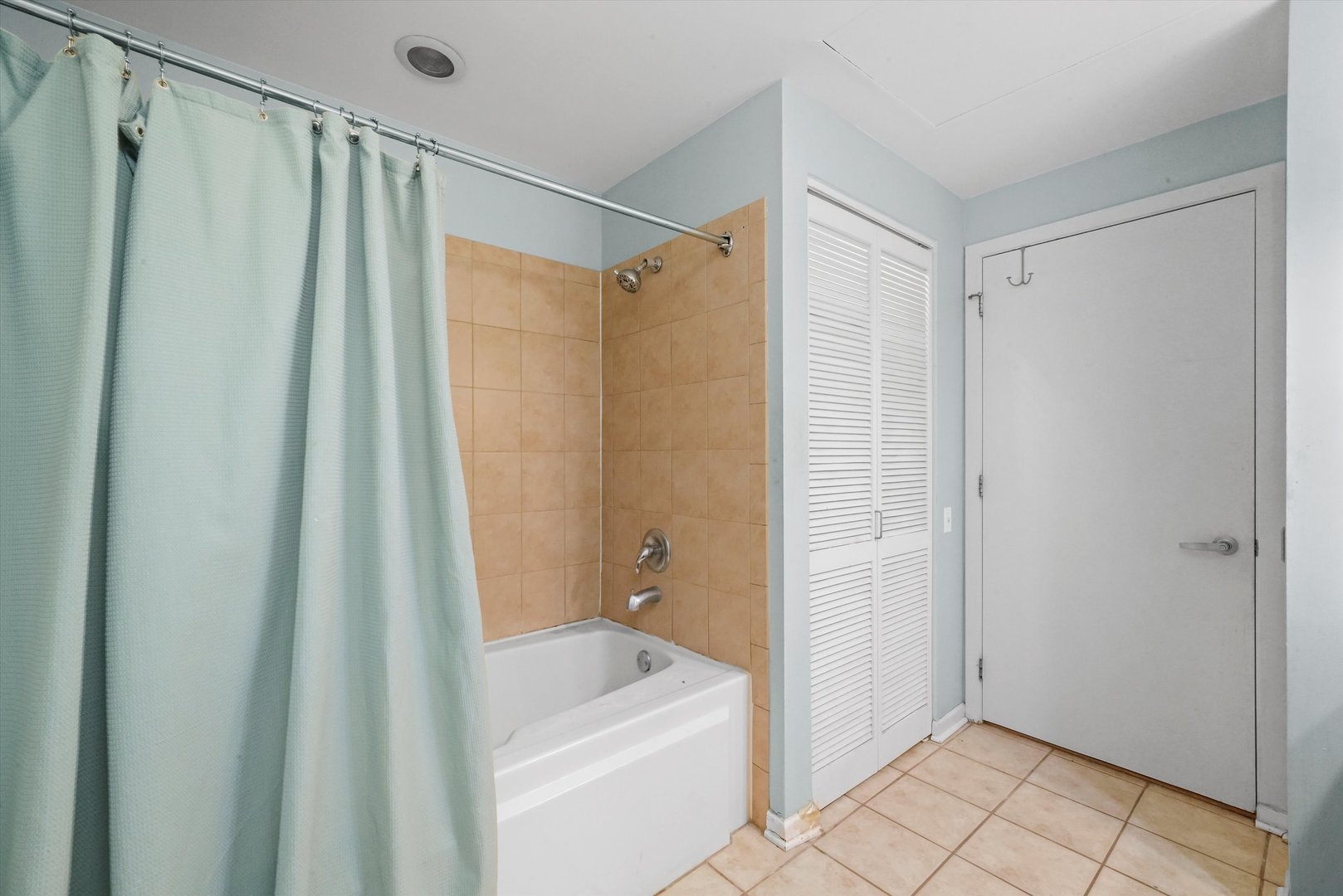 900 N Kingsbury Street Unit: 742