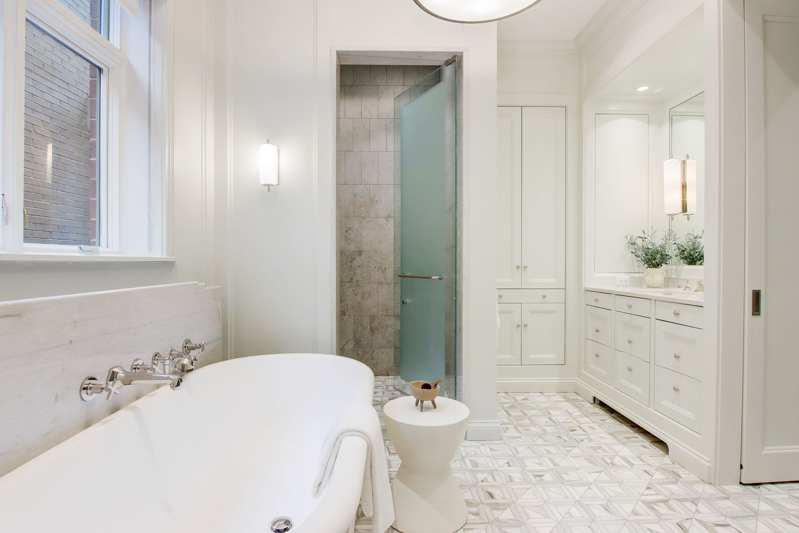 2132 N Kenmore Avenue