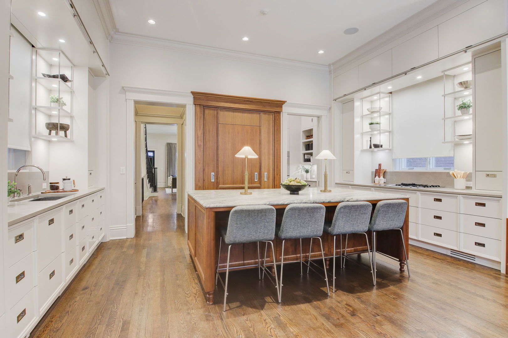 2132 N Kenmore Avenue