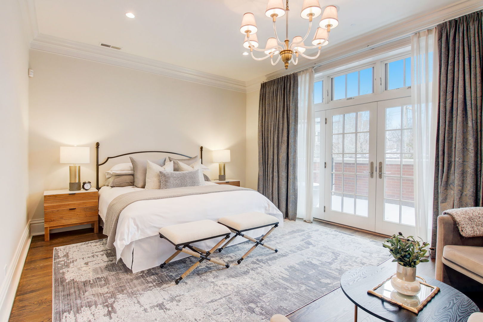 2132 N Kenmore Avenue