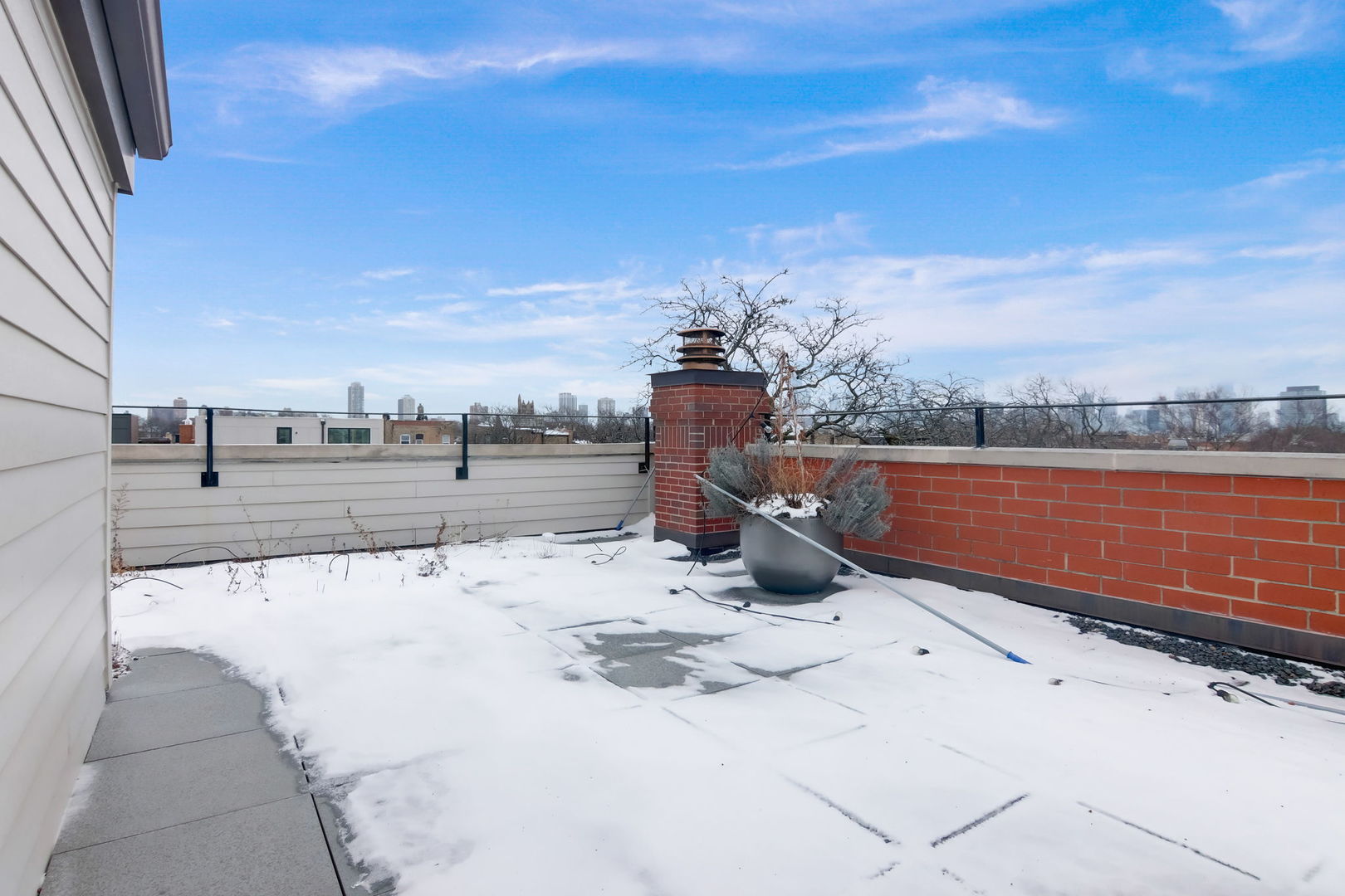 2132 N Kenmore Avenue