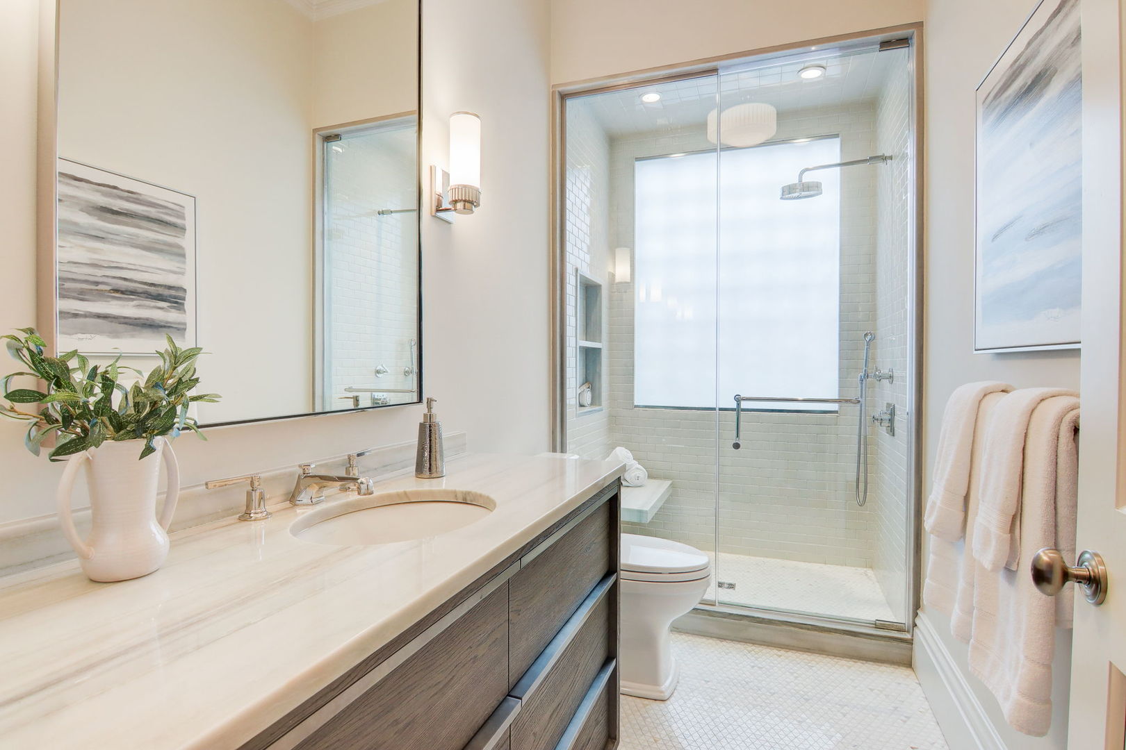 2132 N Kenmore Avenue