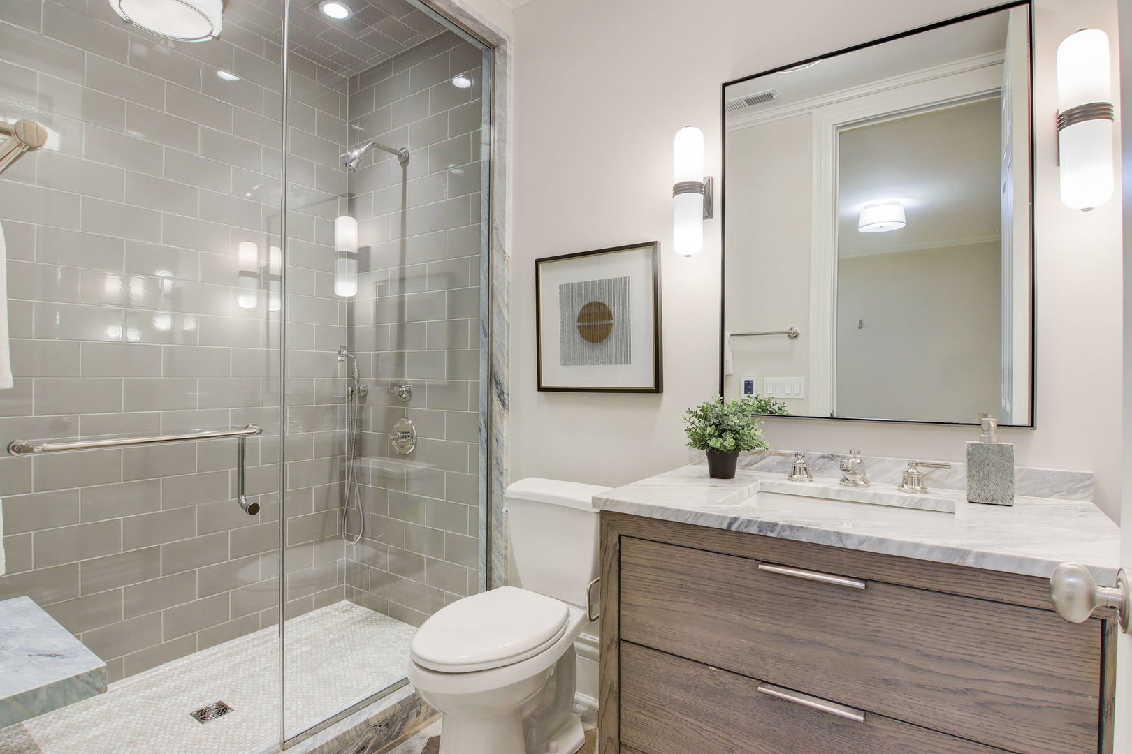 2132 N Kenmore Avenue