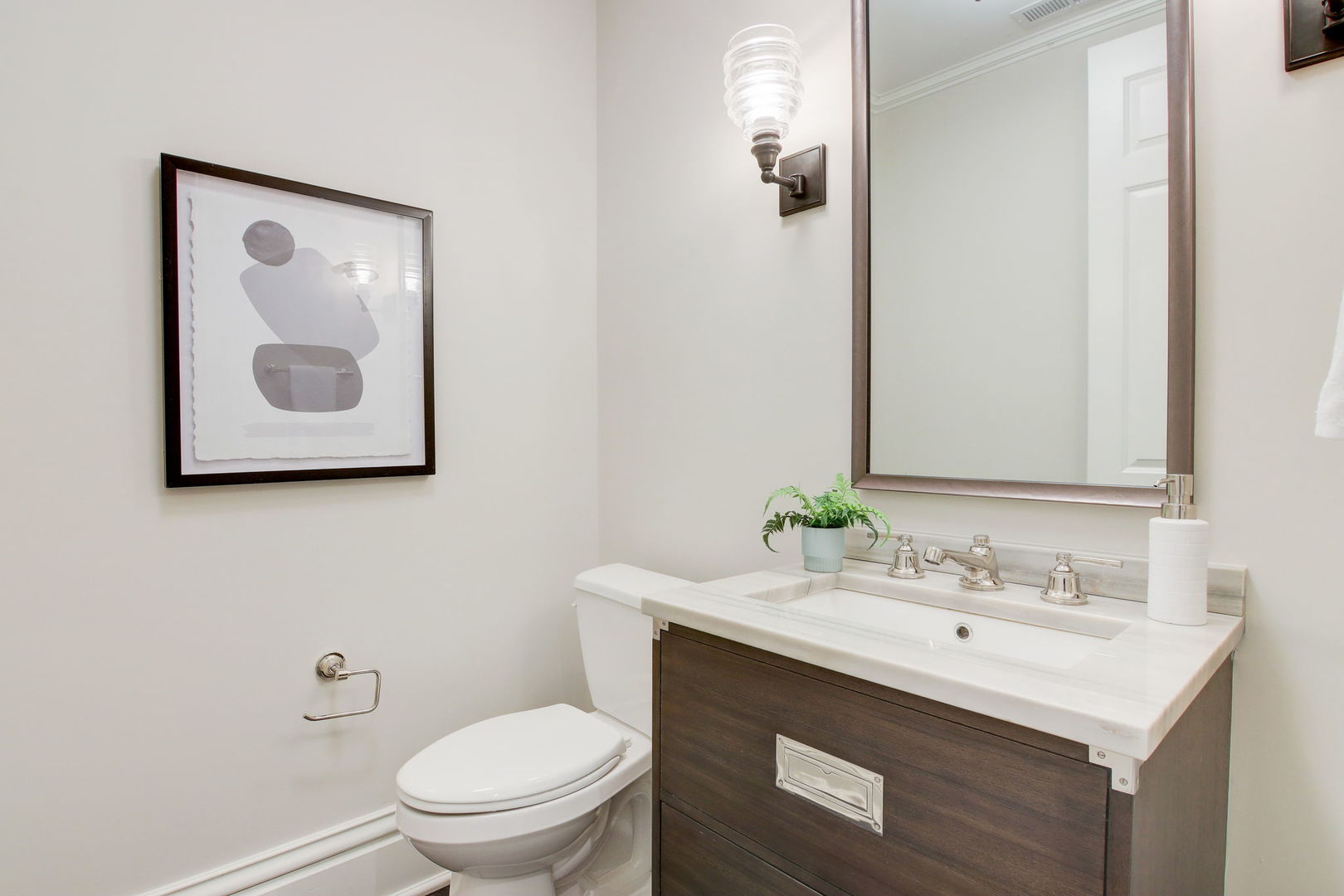 2132 N Kenmore Avenue