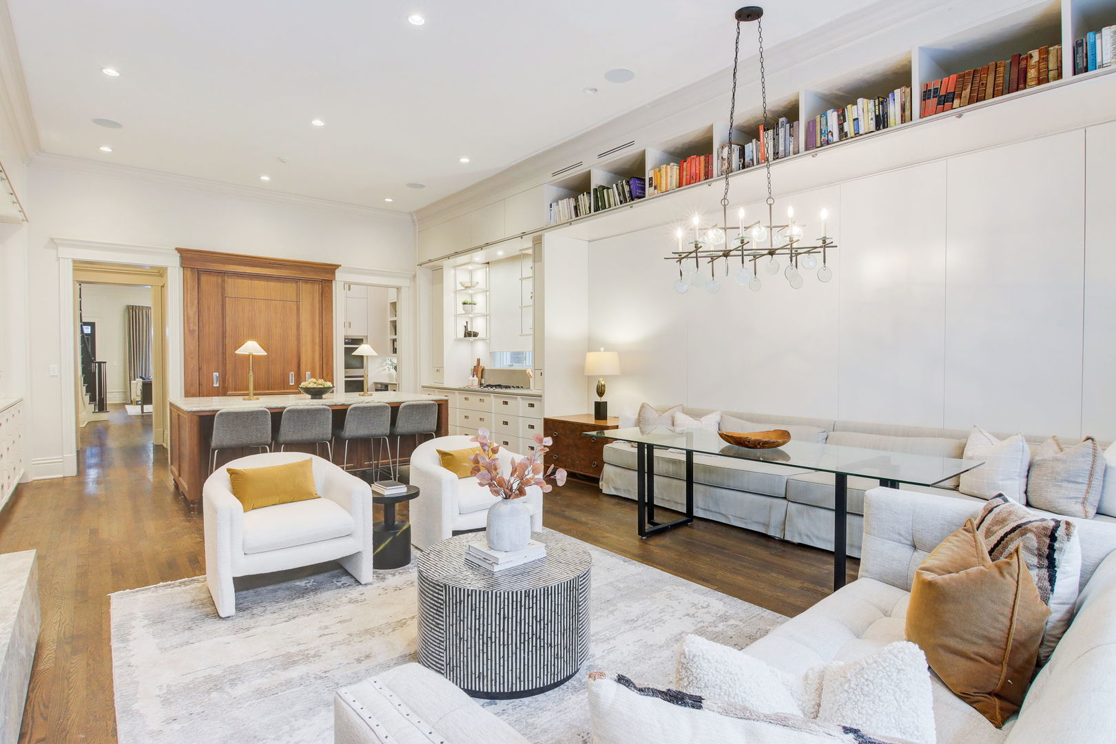 2132 N Kenmore Avenue