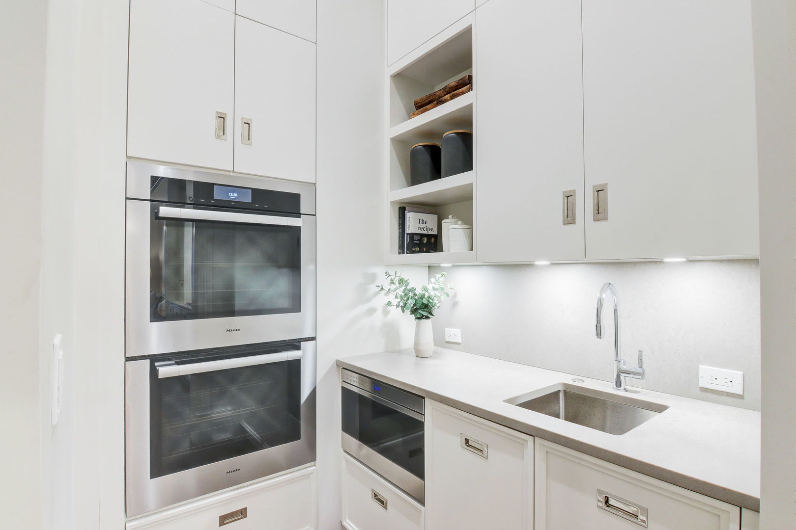 2132 N Kenmore Avenue