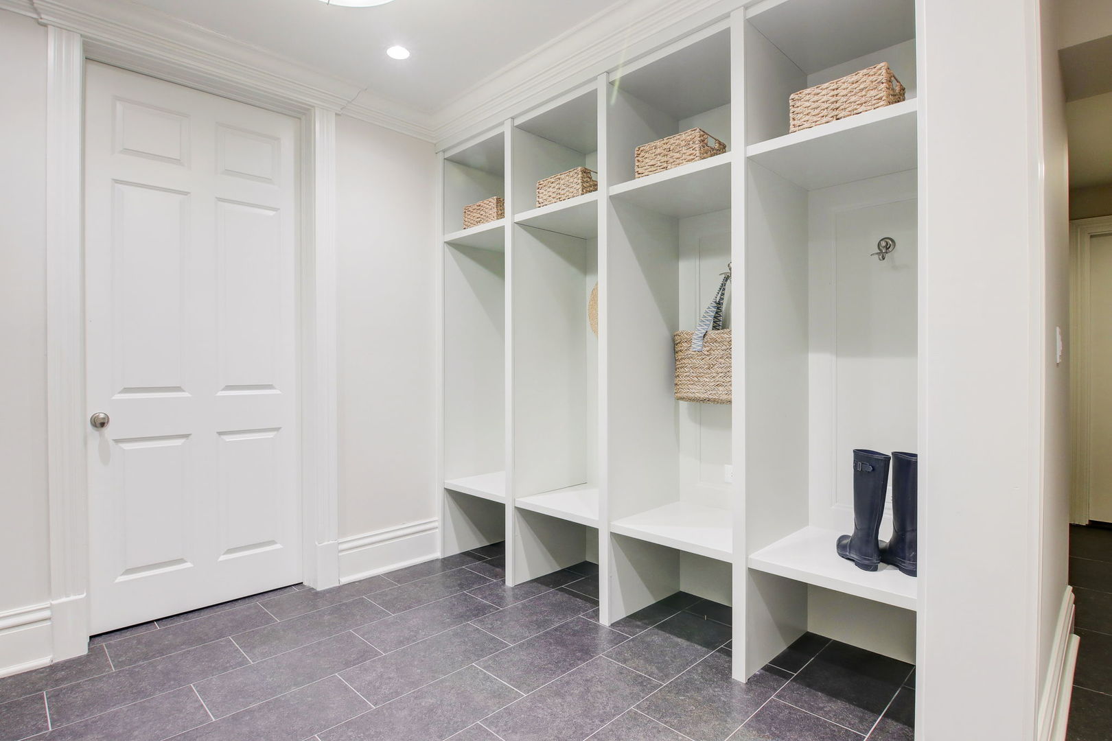 2132 N Kenmore Avenue