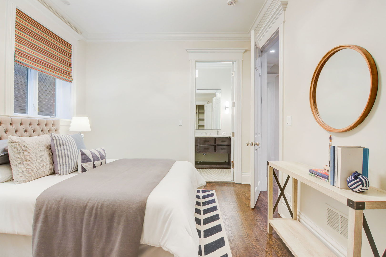 2132 N Kenmore Avenue