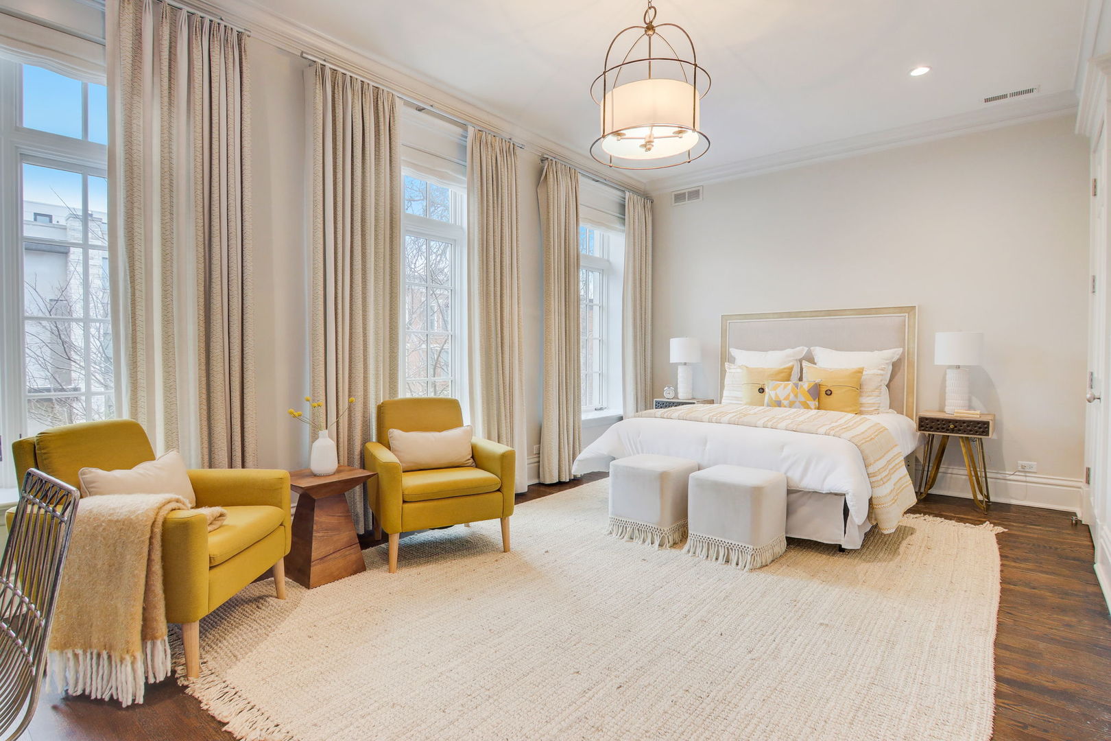 2132 N Kenmore Avenue