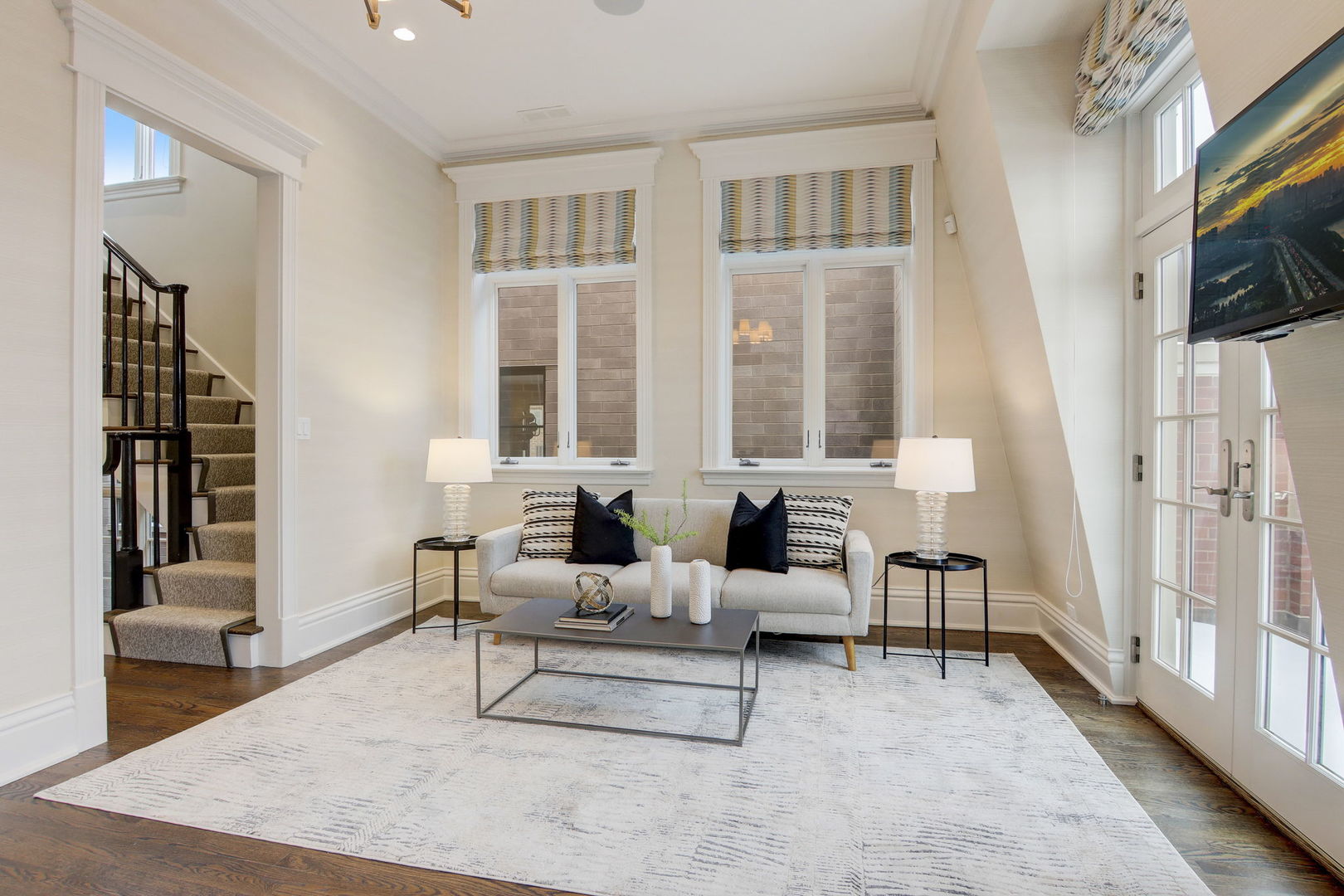 2132 N Kenmore Avenue