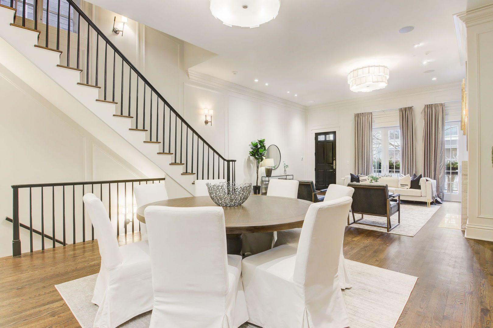 2132 N Kenmore Avenue