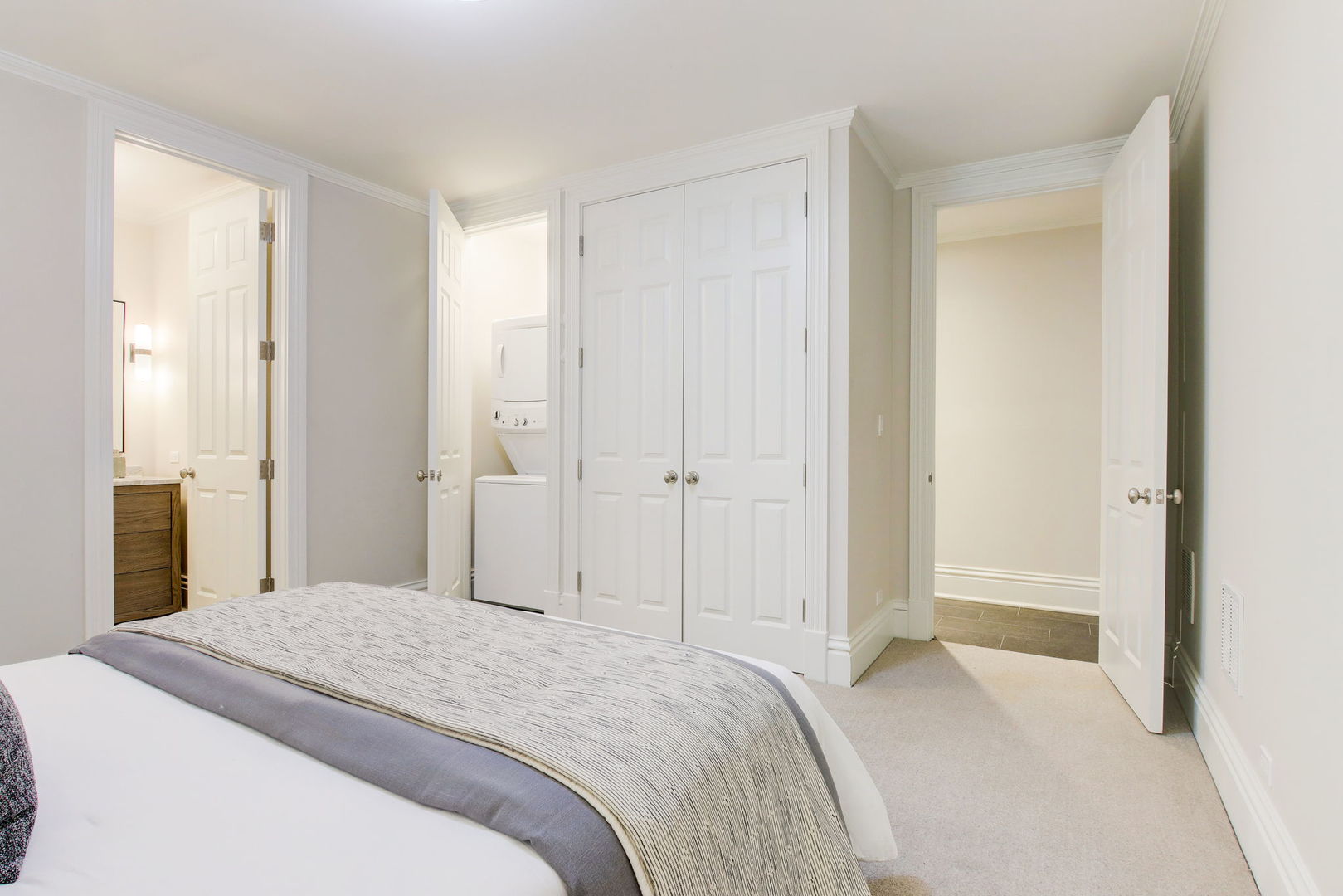 2132 N Kenmore Avenue