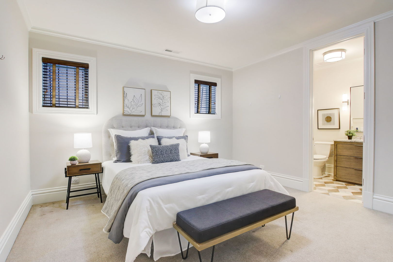 2132 N Kenmore Avenue