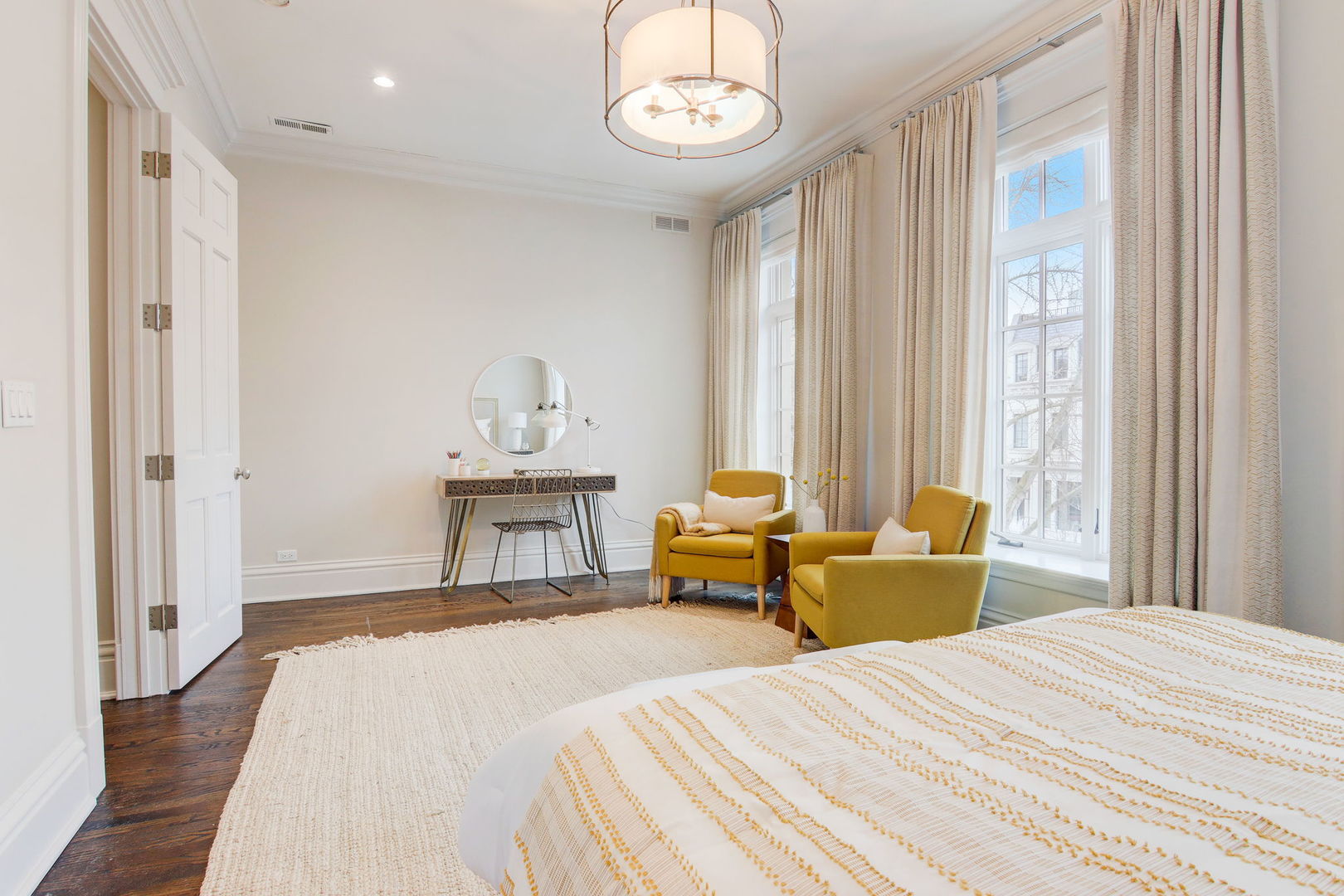 2132 N Kenmore Avenue