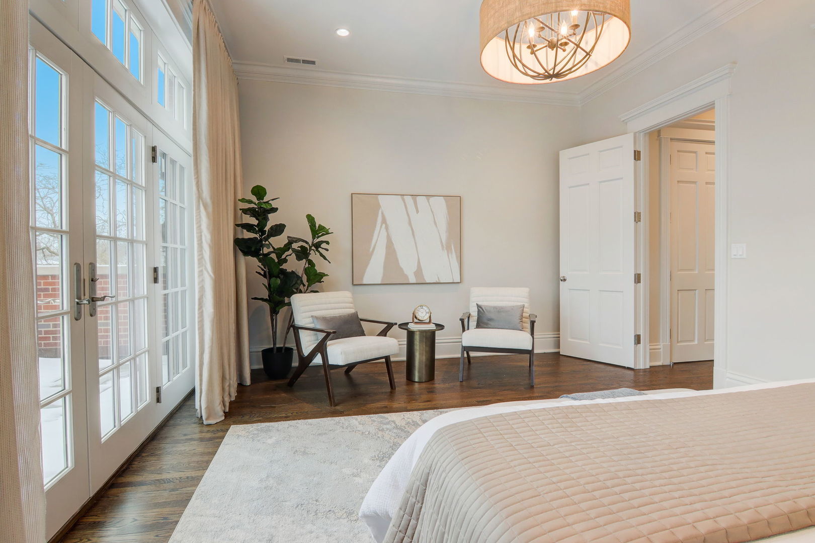 2132 N Kenmore Avenue