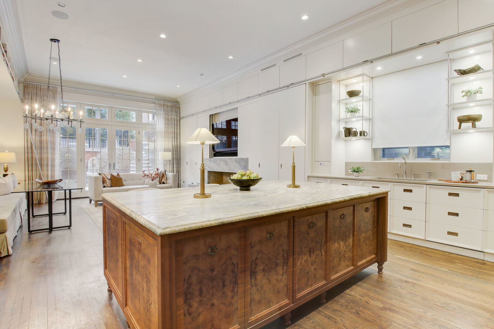 2132 N Kenmore Avenue