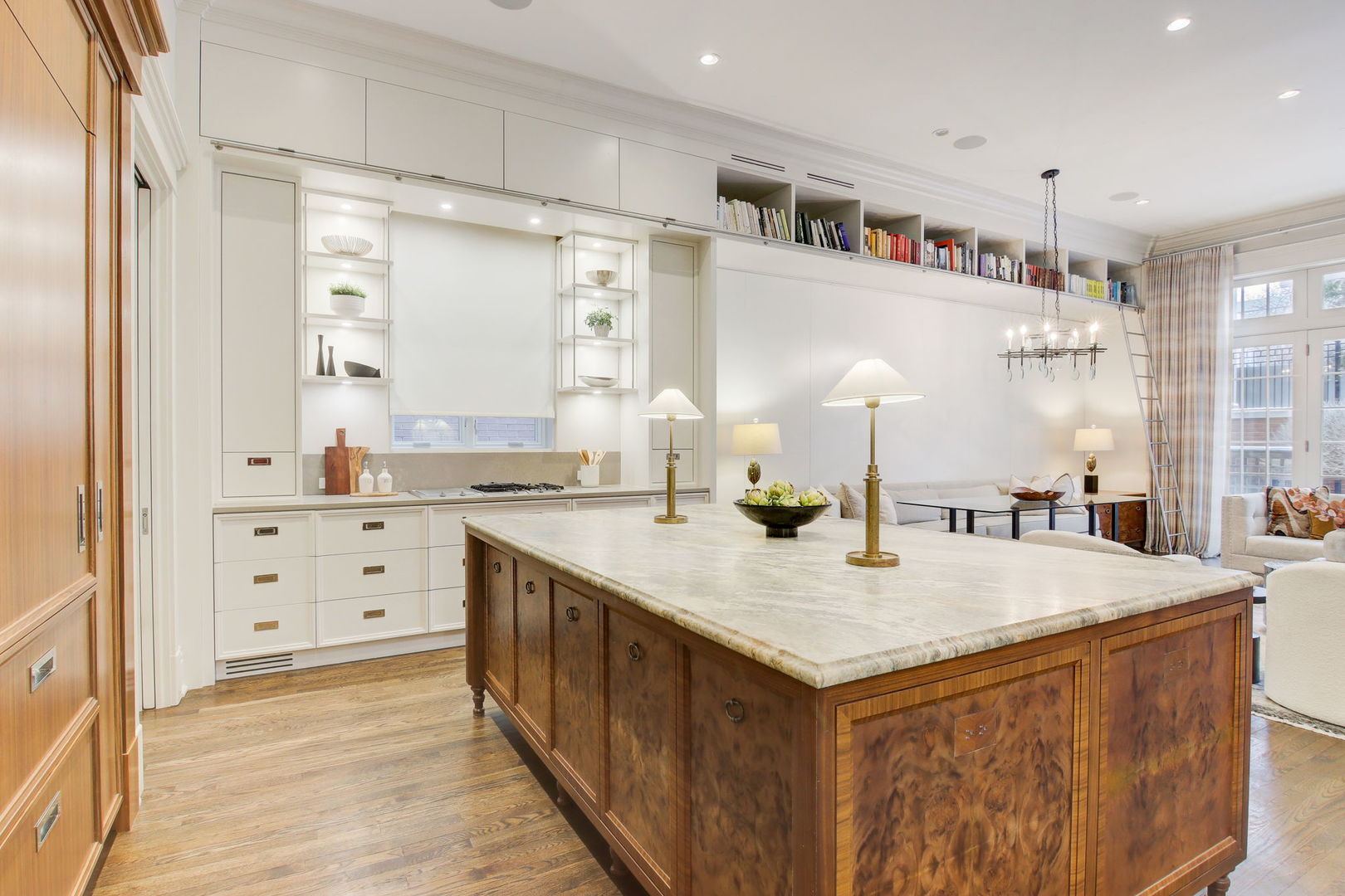 2132 N Kenmore Avenue