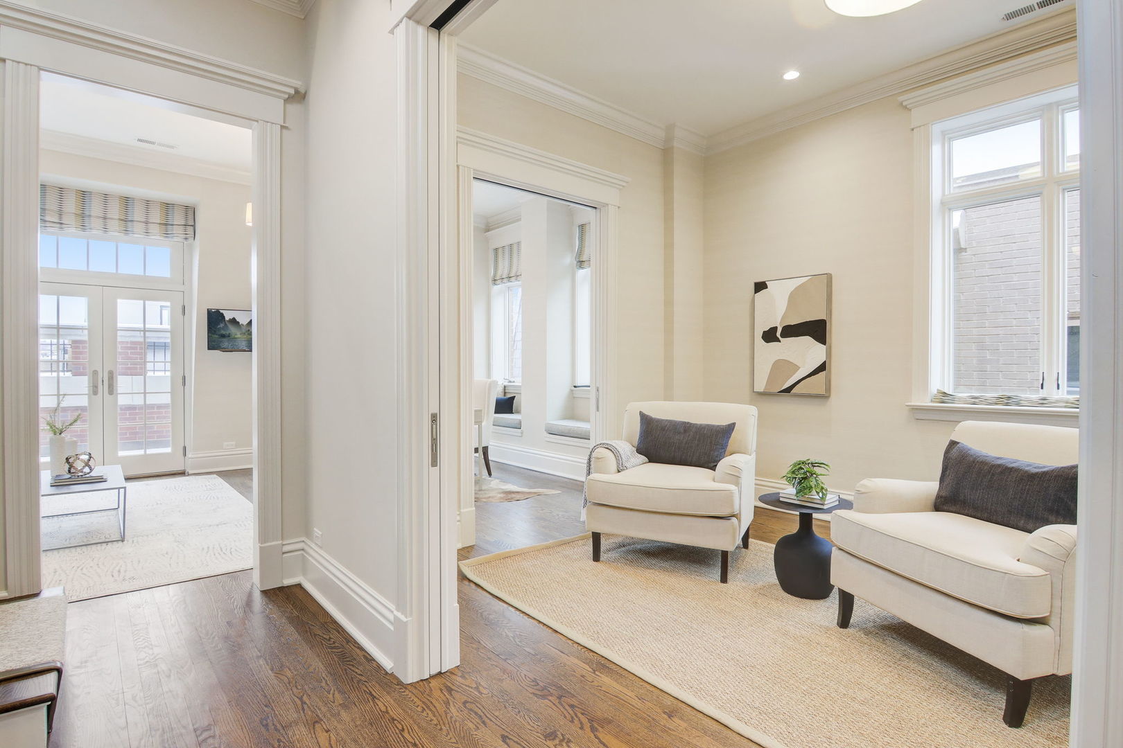 2132 N Kenmore Avenue