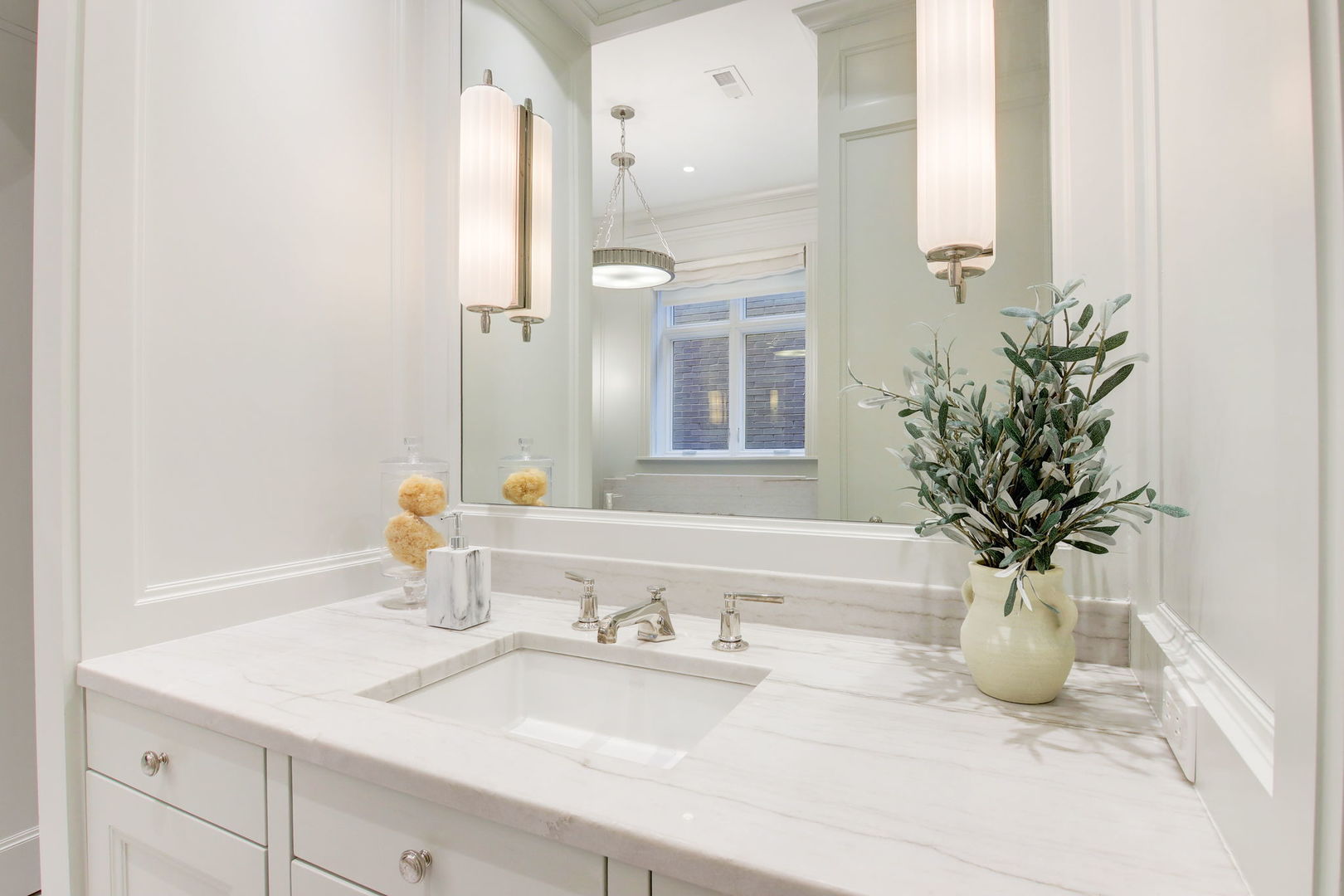 2132 N Kenmore Avenue