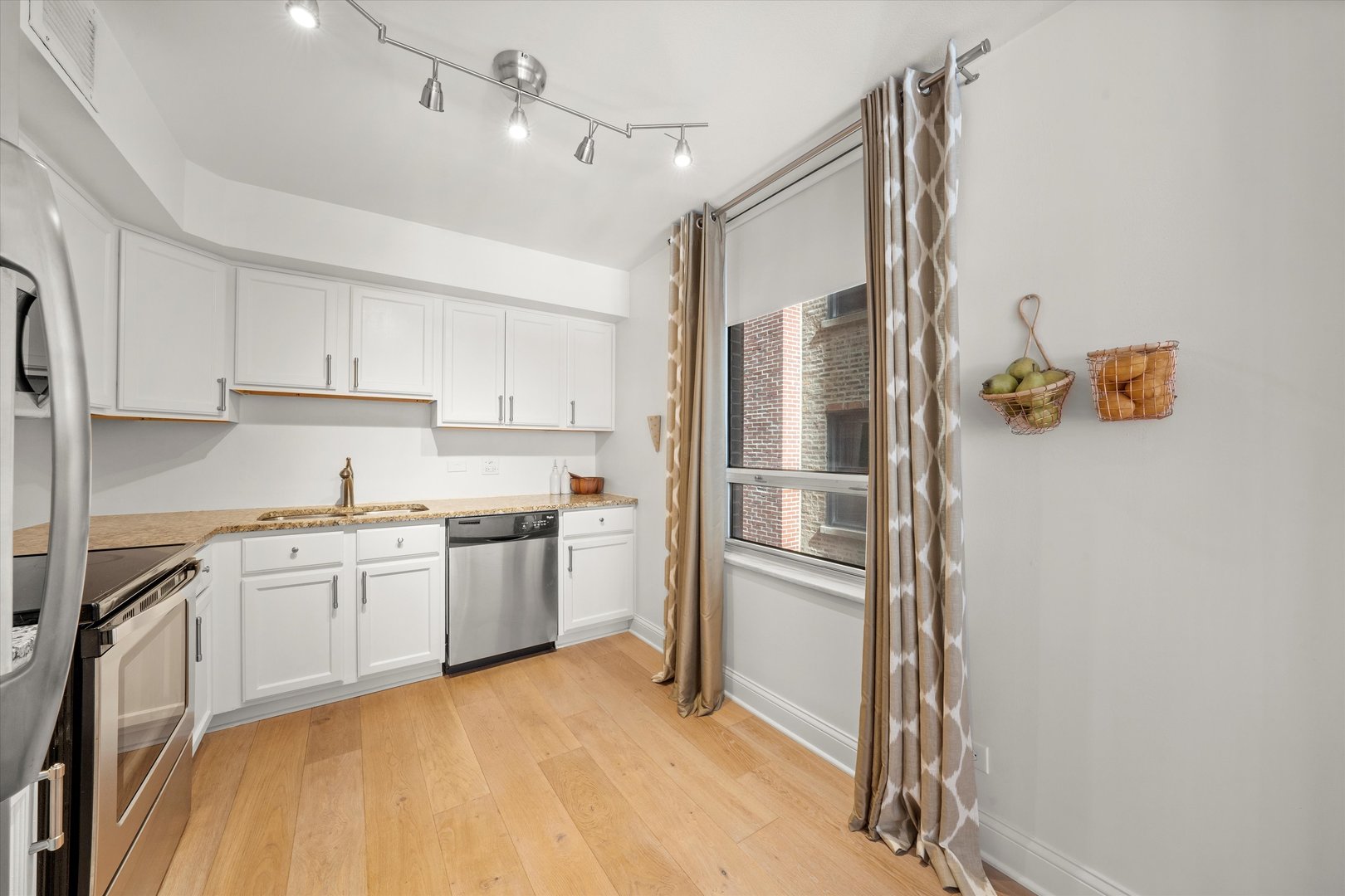 201 E Chestnut Street Unit: 10F