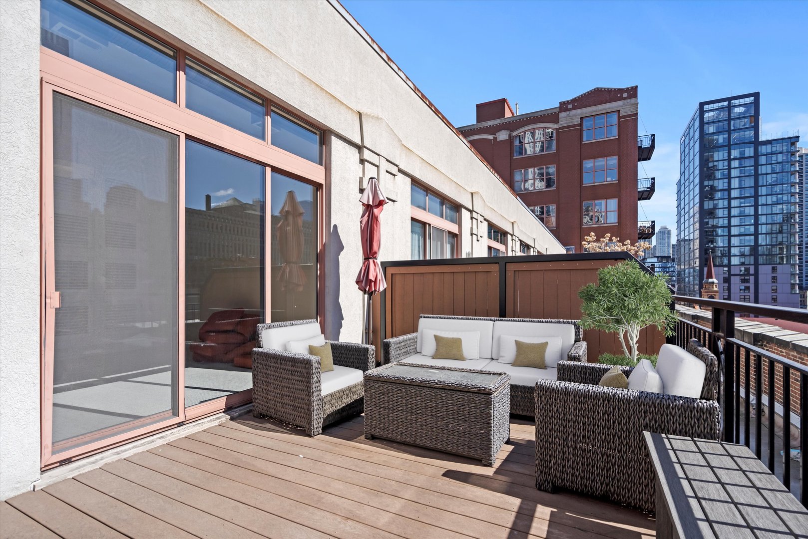 360 W Illinois Street Unit: 619