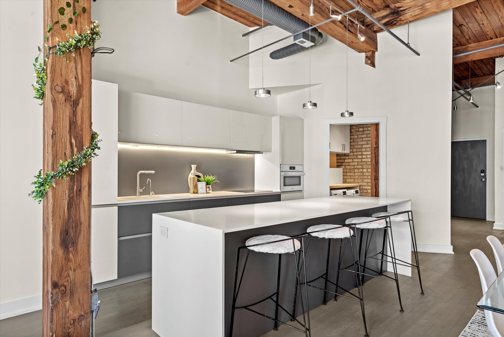 360 W Illinois Street Unit: 619