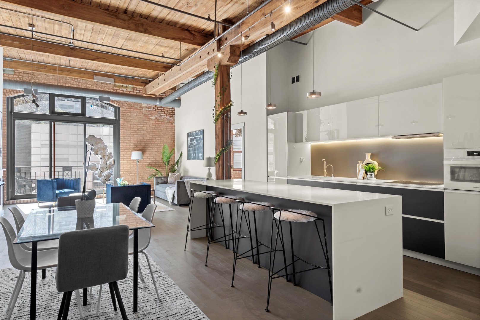 360 W Illinois Street Unit: 619