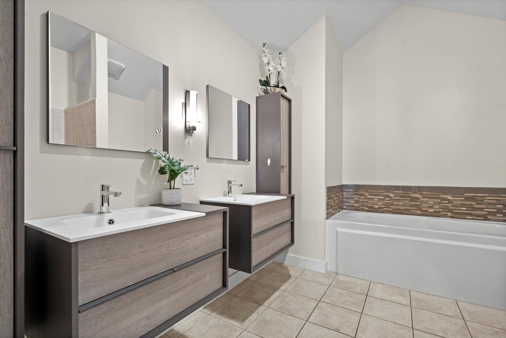 360 W Illinois Street Unit: 619