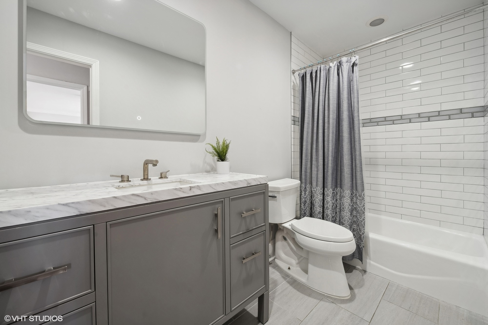 875 N Milwaukee Avenue Unit: 2-3E