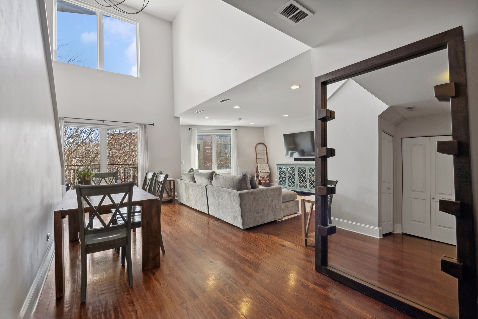 875 N Milwaukee Avenue Unit: 2-3E