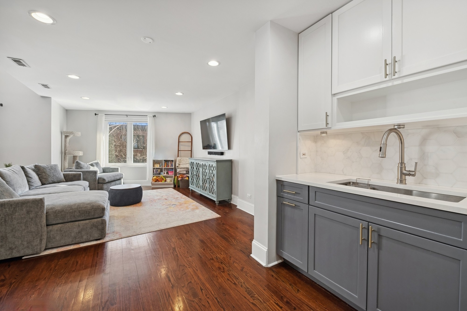 875 N Milwaukee Avenue Unit: 2-3E