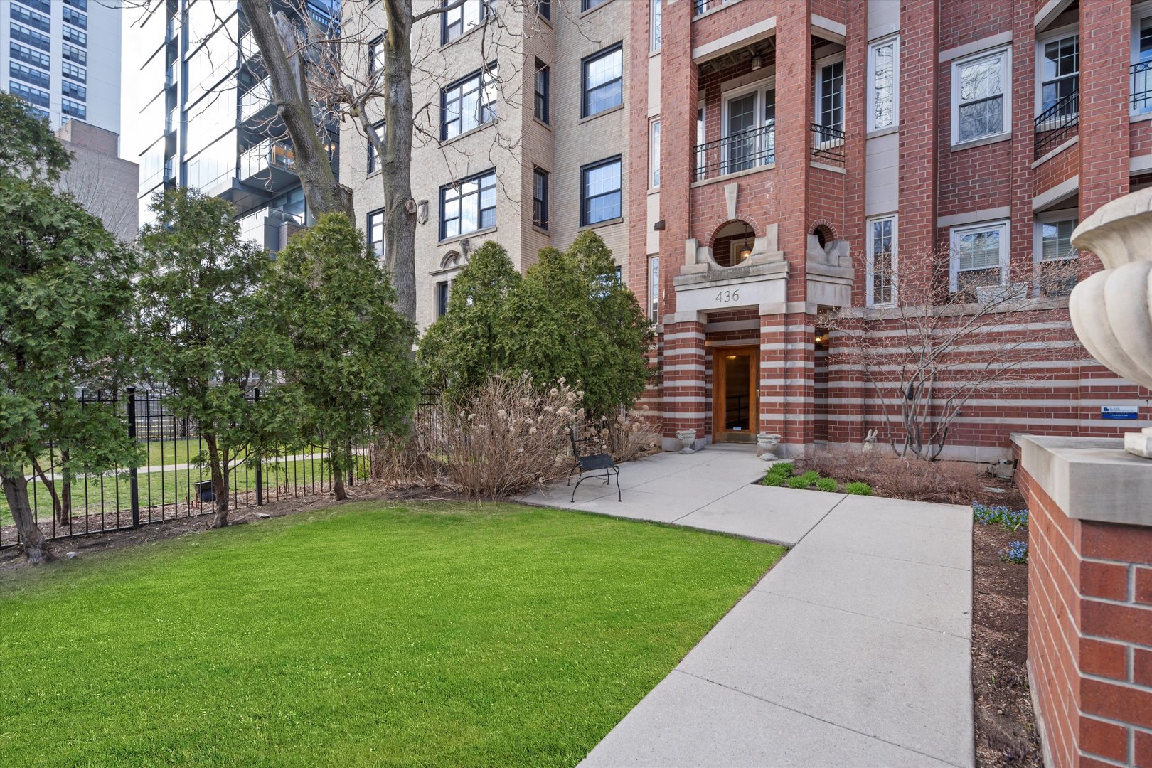 436 W Belmont Avenue Unit: 203