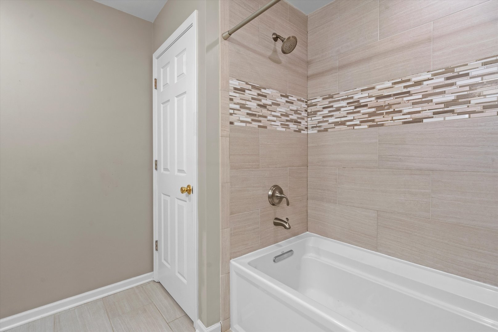 436 W Belmont Avenue Unit: 203