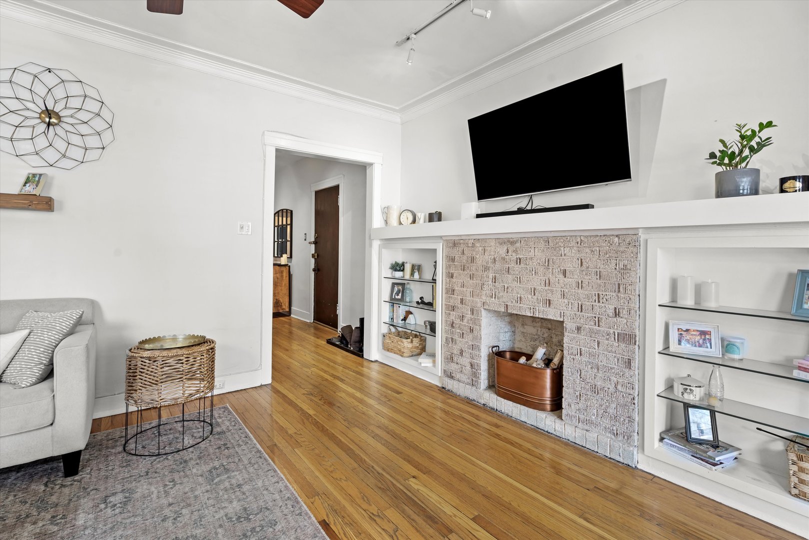 549 W Surf Street Unit: 1B
