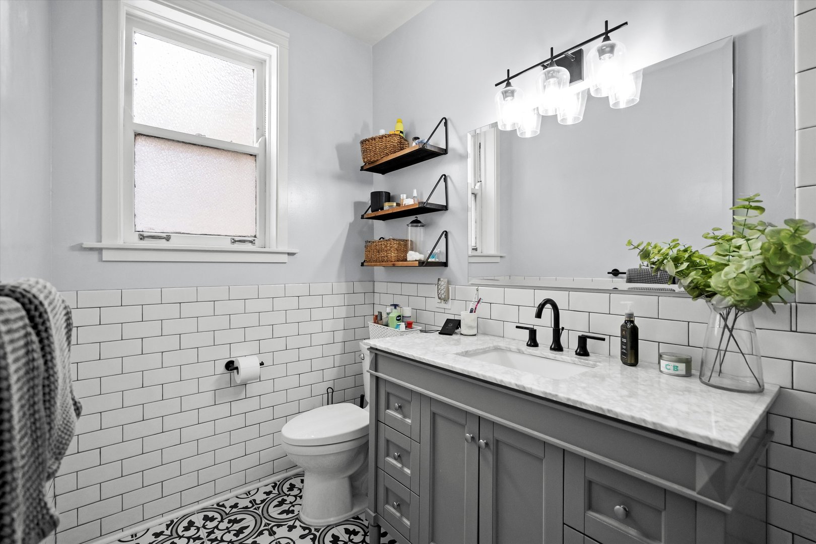 549 W Surf Street Unit: 1B