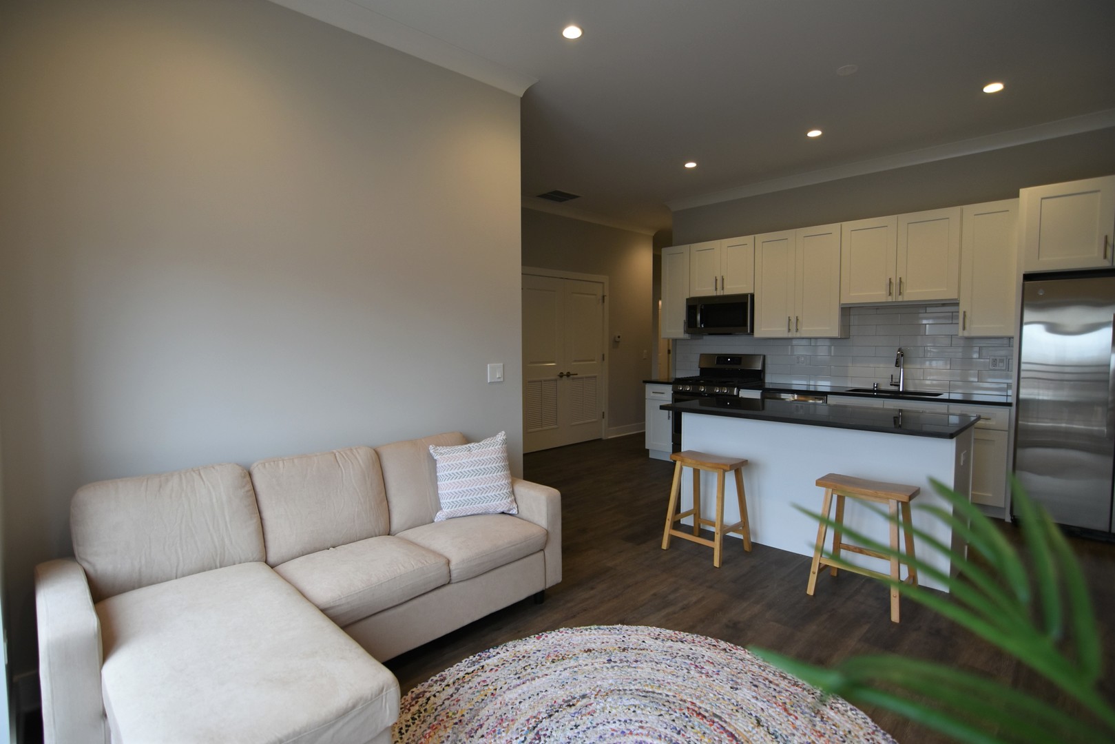 927 W Irving Park Road Unit: 305