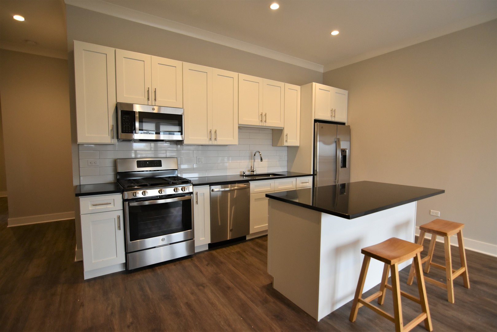 927 W Irving Park Road Unit: 305