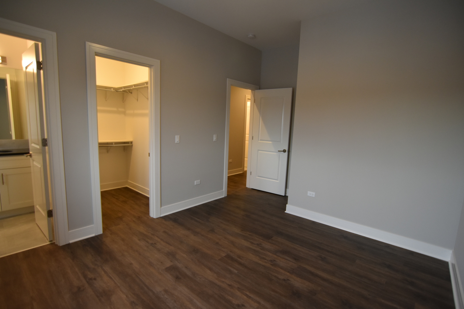 927 W Irving Park Road Unit: 305