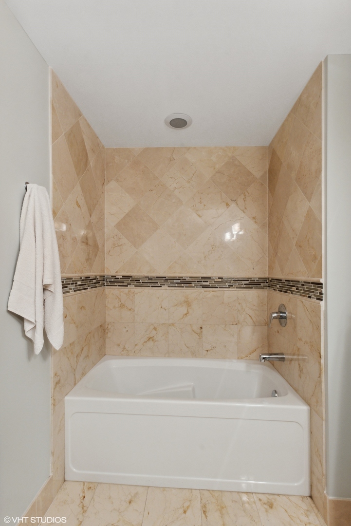 123 S Green Street Unit: 605B