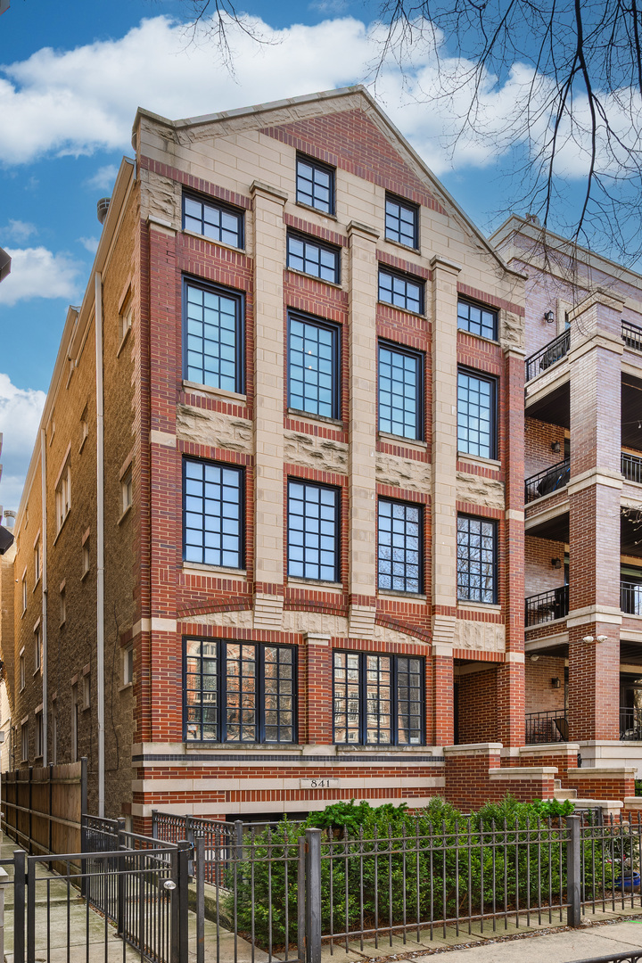 841 W Buckingham Place Unit: 3