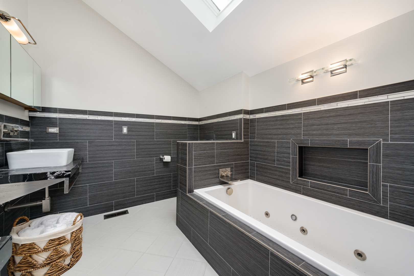 841 W Buckingham Place Unit: 3