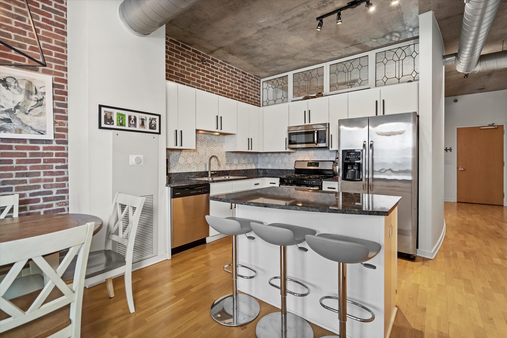 700 N Larrabee Street Unit: 1613