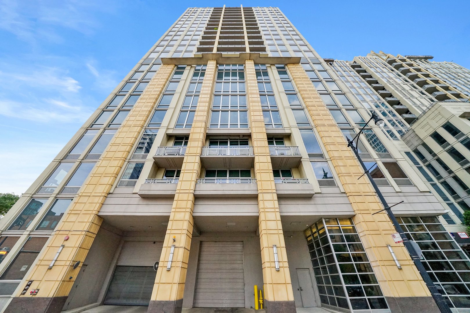 700 N Larrabee Street Unit: 1613
