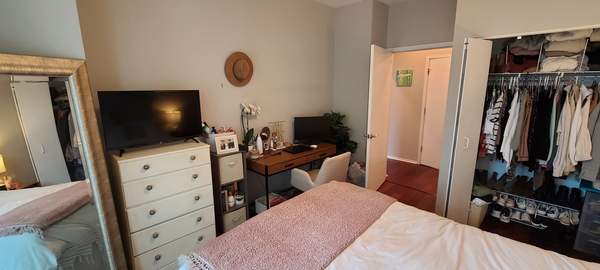 600 N Kingsbury Street Unit: 906