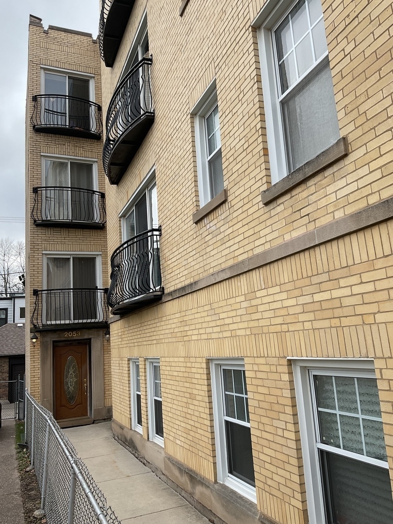 2053 W Summerdale Avenue Unit: 1S