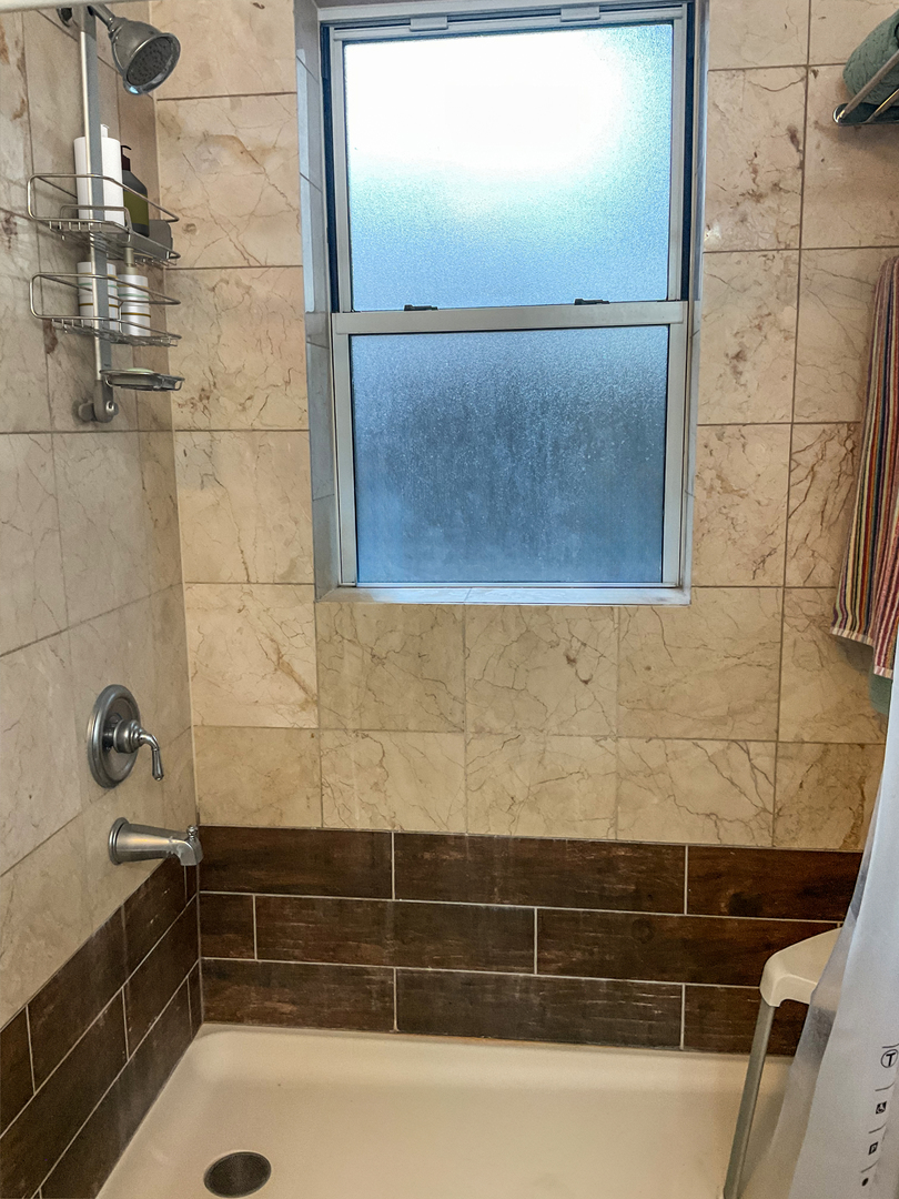 2053 W Summerdale Avenue Unit: 1S