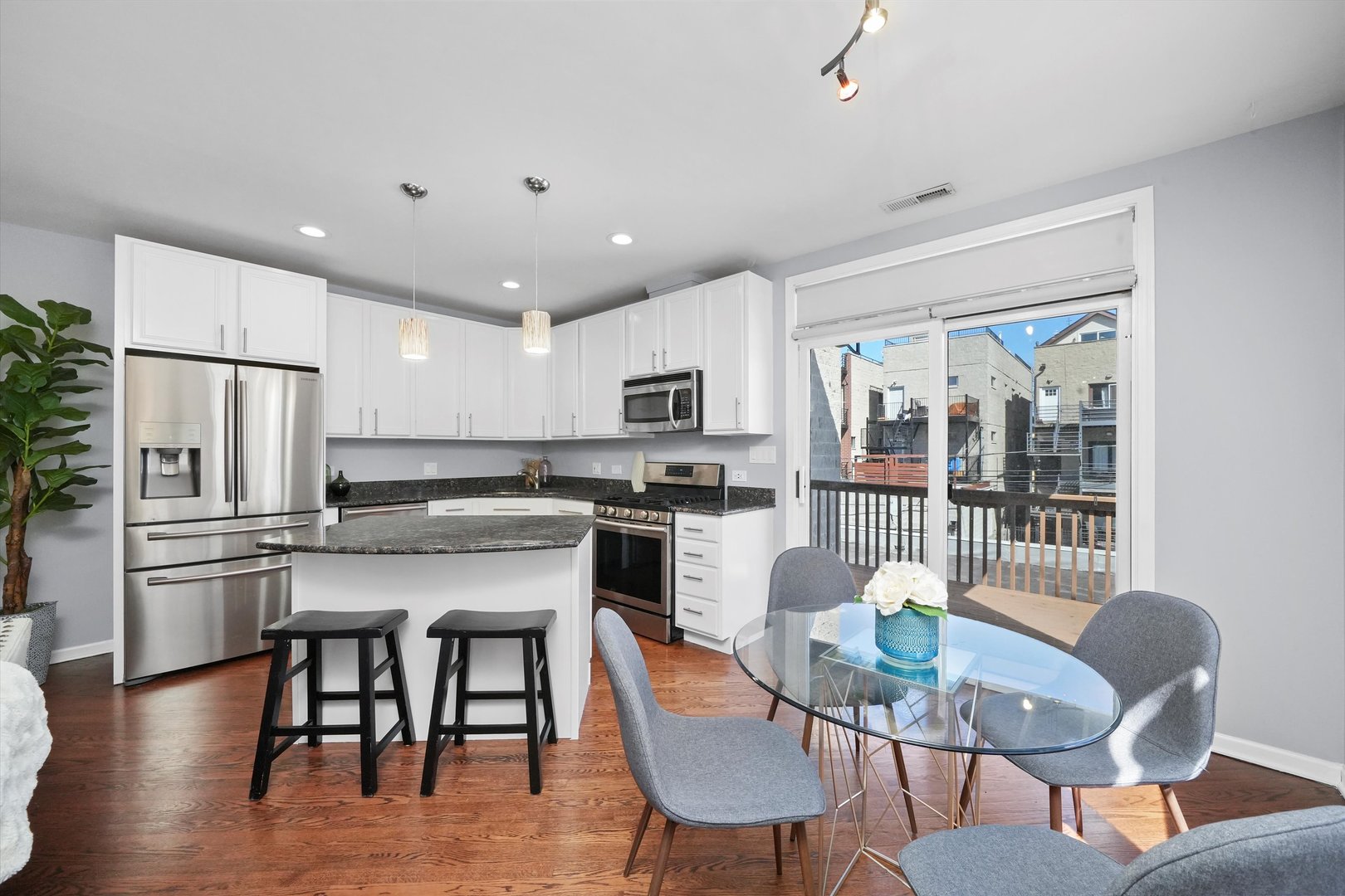 917 N HONORE Street Unit: 2S