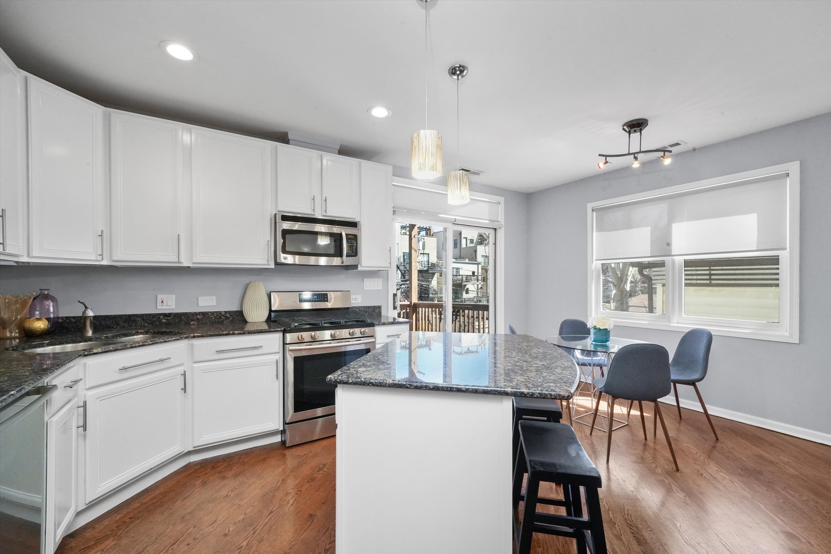 917 N HONORE Street Unit: 2S