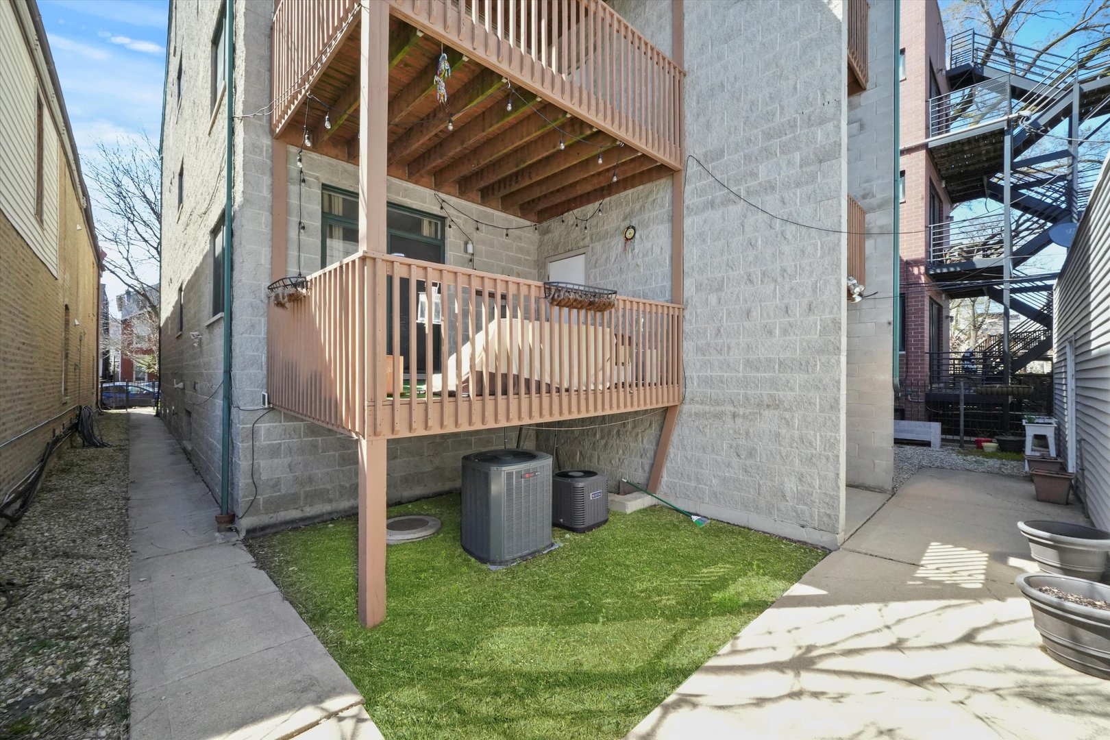 917 N HONORE Street Unit: 2S