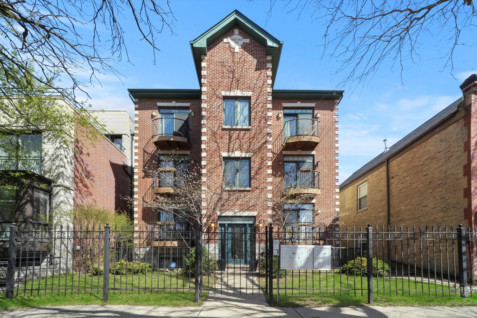 917 N HONORE Street Unit: 2S